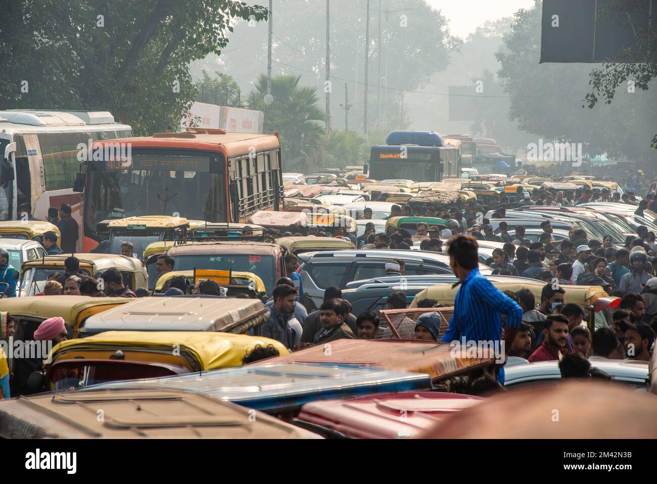 Old Delhi, Indien. 18.. Dezember 2022. Viel Verkehr auf der Straße von Netaji Subhash Marg in Old Delhi. (Kreditbild: © Pradeep Gaur/SOPA Bilder über ZUMA Press Wire) Stockfoto