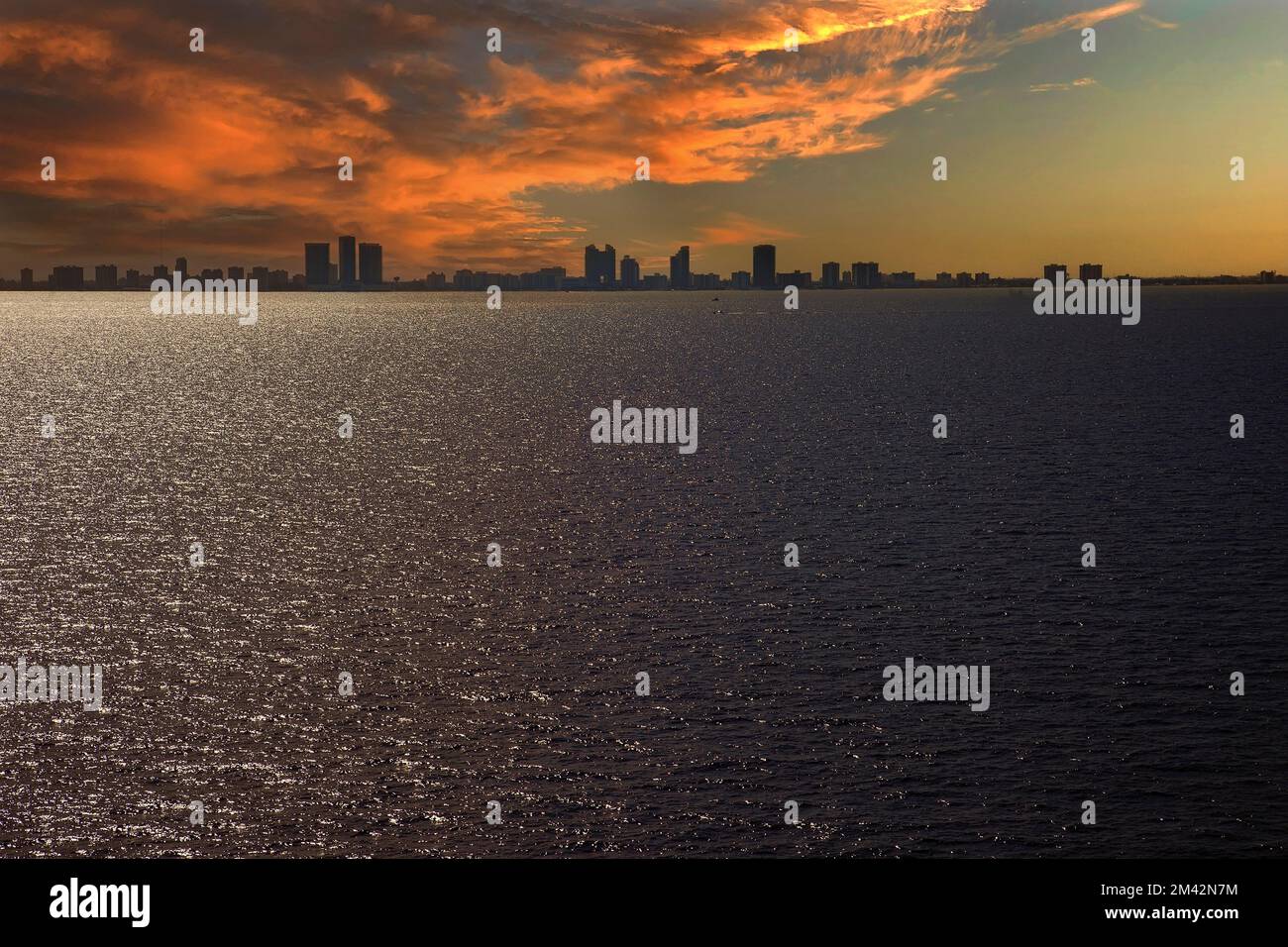 Dramatischer Himmel am Horizont über Fort Lauderdale, Florida. Stockfoto