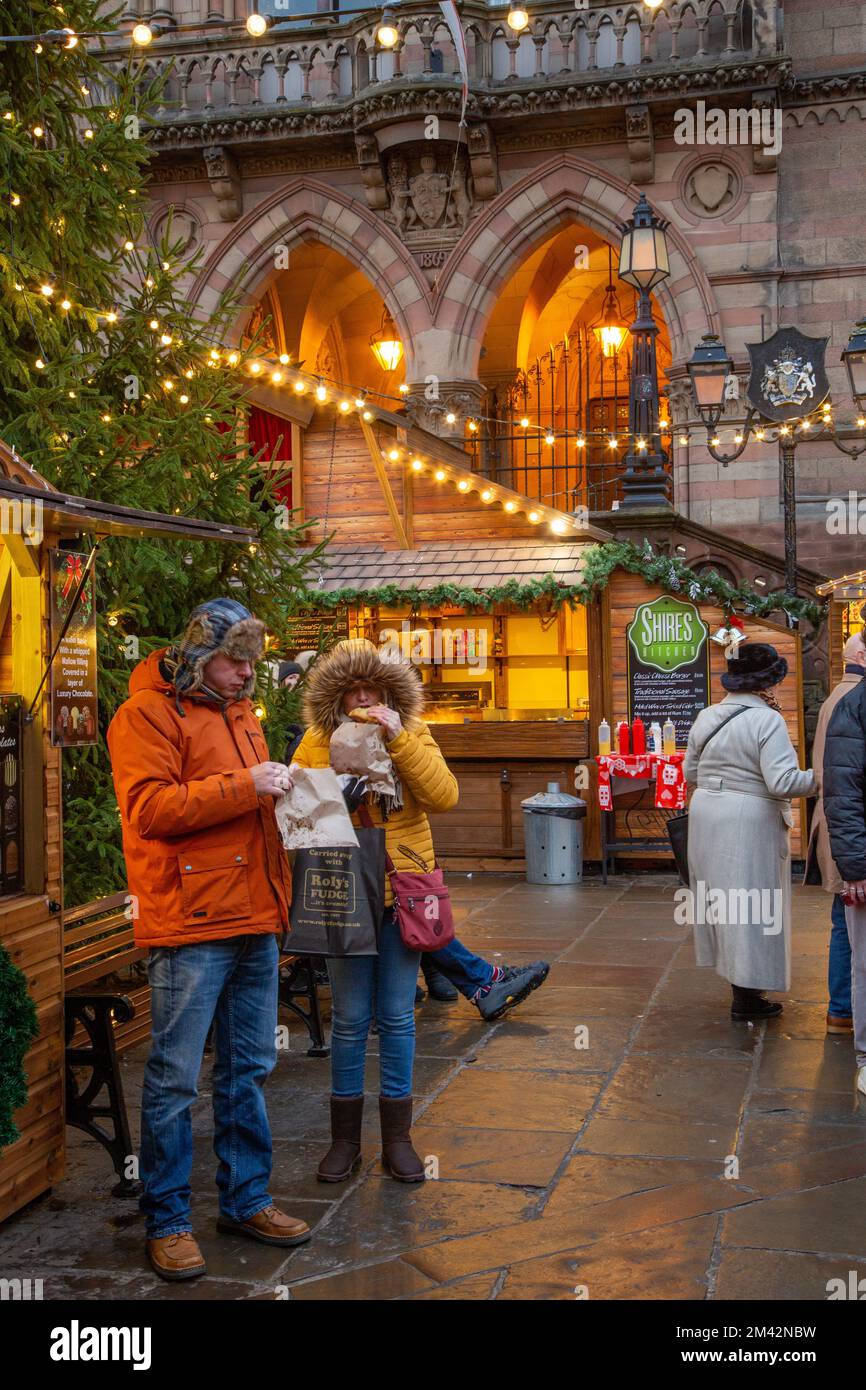 Weihnachtsmarkt in der Cheshire-Stadt Chester vor dem Rathaus in der Northgate Street 2022 Stockfoto