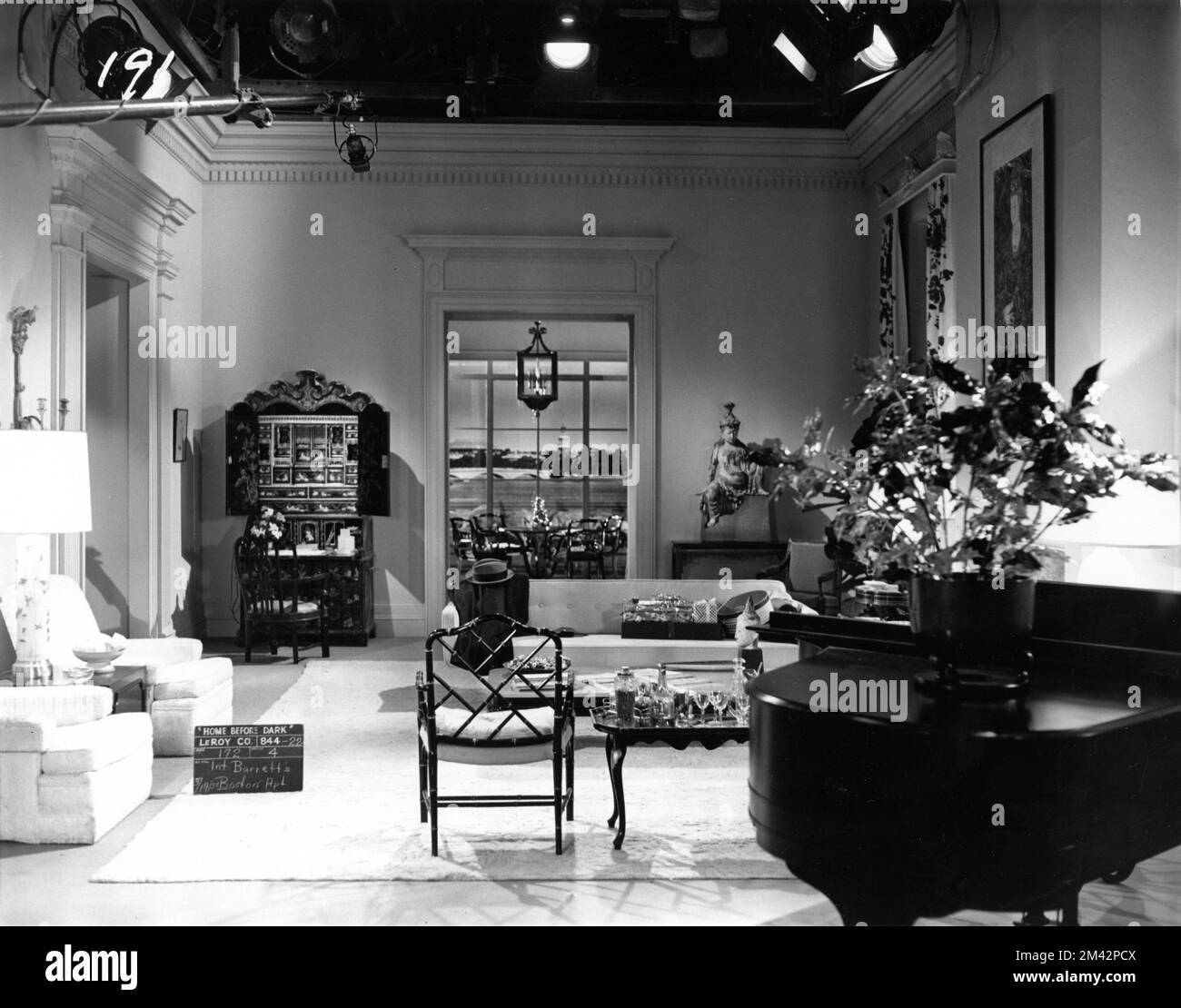 Setzen Sie die Standbilder des Innenraums von Barretts Boston Apartment für JEAN SIMMONS DAN O'HERLIHY und RHONDA FLEMING zu HAUSE VOR EINBRUCH DER DUNKELHEIT 1958 Regisseur MERVYN Leroy Roman Eileen Bassing Art Direction John Beckman Dekoration Ralph S. Hurst Warner Bros Stockfoto