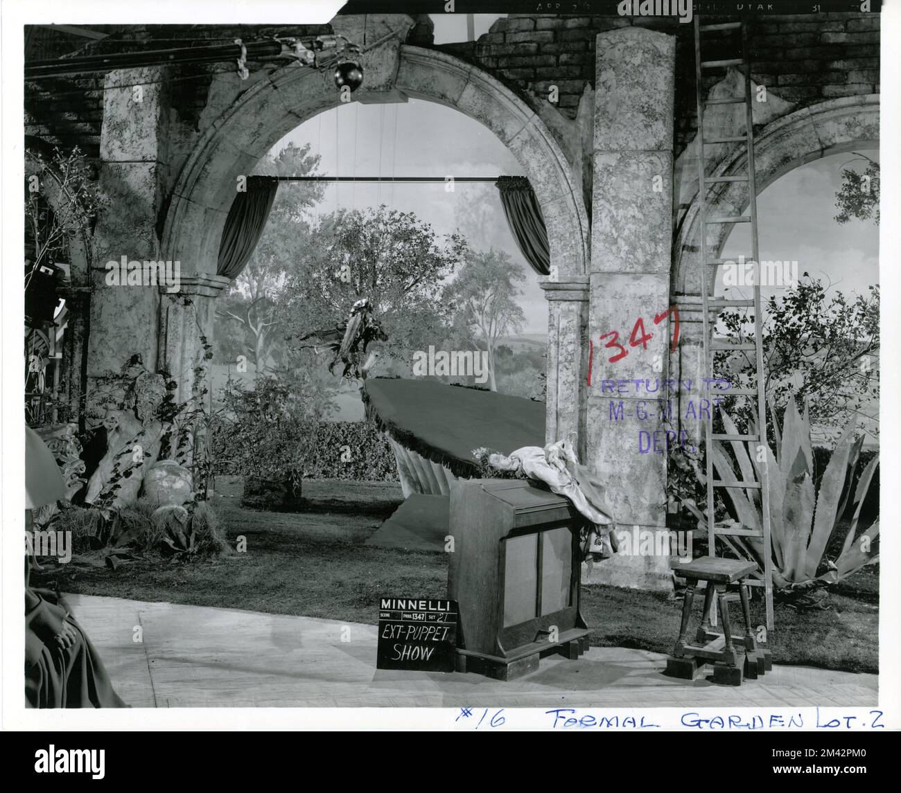 Set Reference Still of formal Garden / Puppet Show für FRED ASTAIRE und LUCILLE BREMER in YOLANDA UND DEN DIEB 1945 Regisseur VINCENTE MINNELLI Kinematographen Charles Rosher Art Direction Cedric Gibbons und Jack Martin Smith Associate Producer Roger Edens Produzent Arthur Freed Metro Goldwyn Mayer Stockfoto