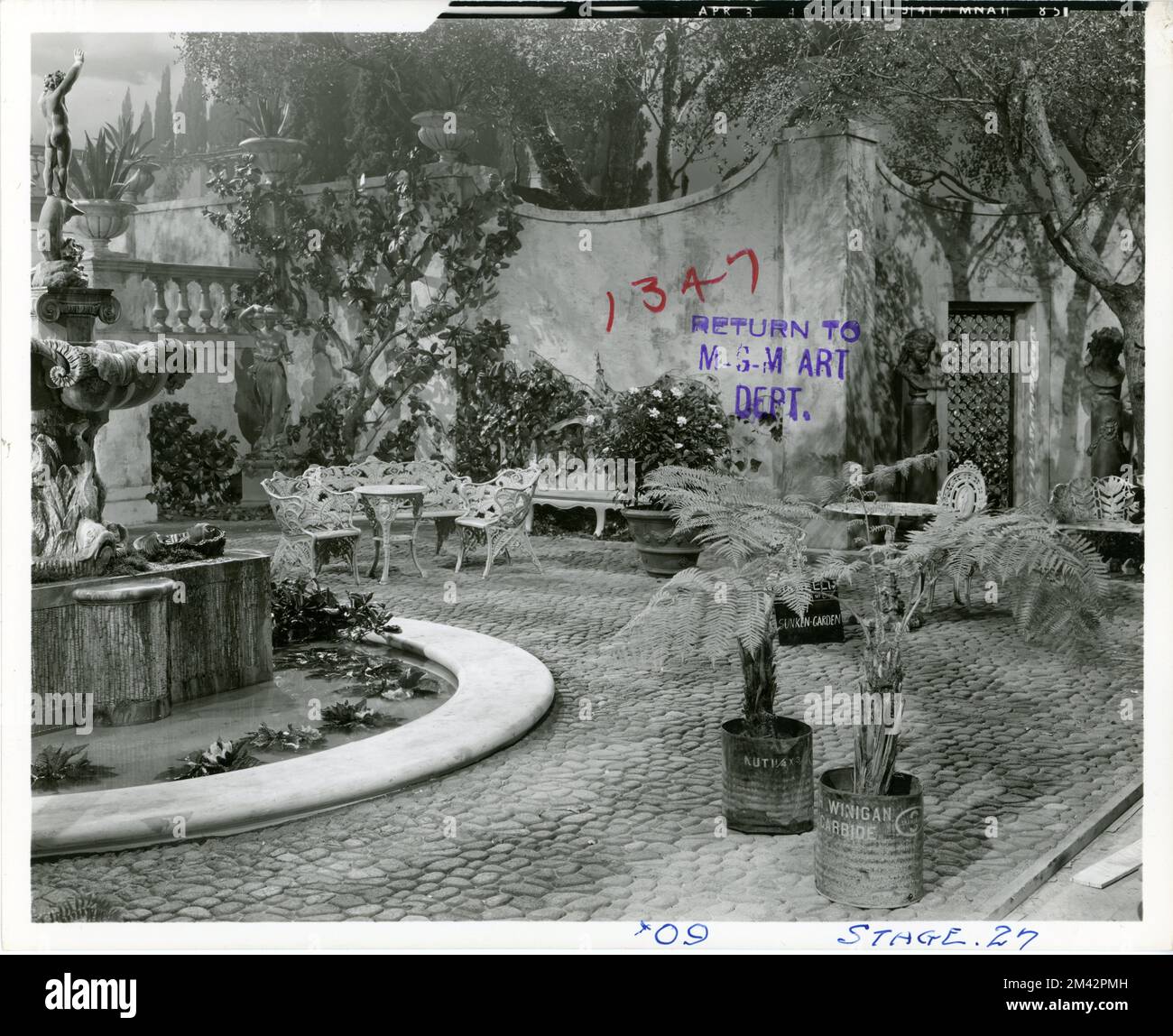 Leg Reference Still of Sunken Garden für FRED ASTAIRE und LUCILLE BREMER in YOLANDA UND DEN DIEB 1945 Regisseur VINCENTE MINNELLI Kinematographen Charles Rosher Art Direction Cedric Gibbons und Jack Martin Smith Associate Producer Roger Edens Produzent Arthur befreite Metro Goldwyn Mayer Stockfoto