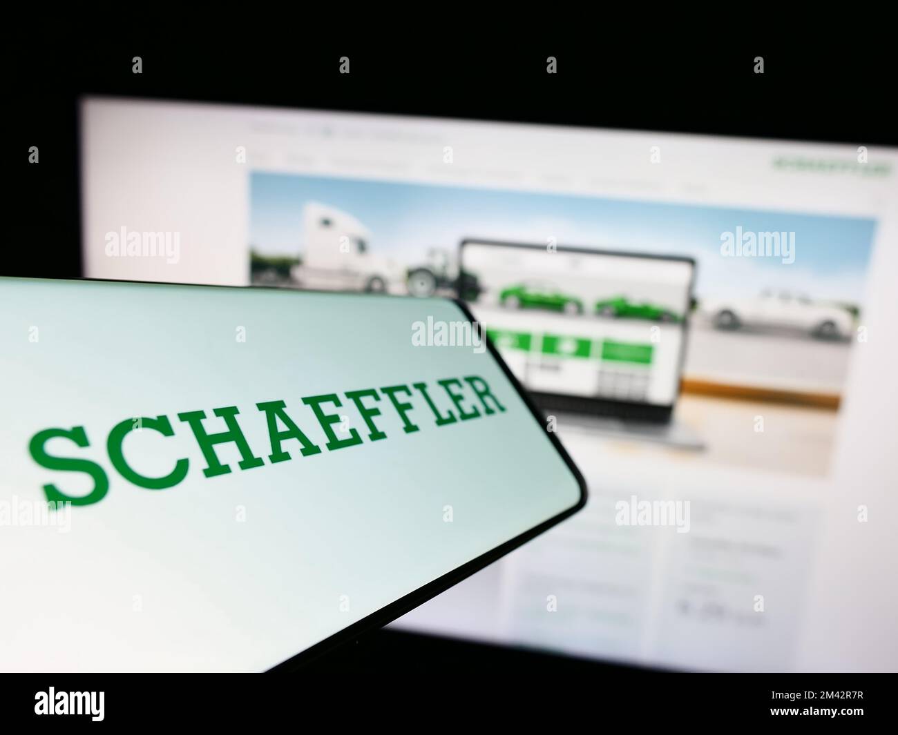 Mobiltelefon mit Logo der Firma Schaeffler Technologies AG Co KG auf dem Bildschirm vor der Business-Website. Konzentrieren Sie sich auf die Mitte des Telefondisplays. Stockfoto