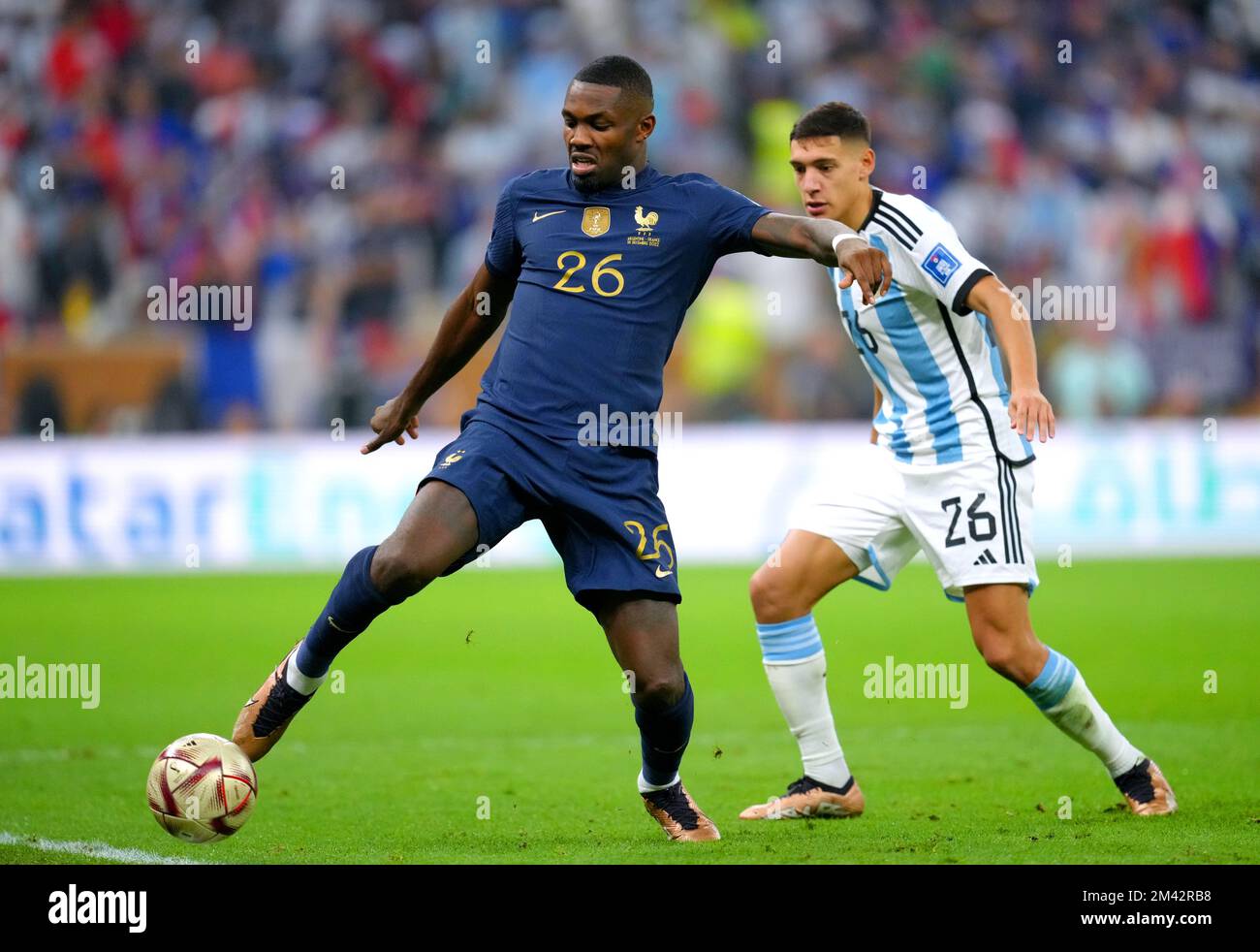 Frankreichs Marcus Thuram (links) und Argentiniens Nahuel Molina kämpfen um den Ball während des Finales der FIFA-Weltmeisterschaft im Lusail Stadium, Katar. Foto: Sonntag, 18. Dezember 2022. Stockfoto