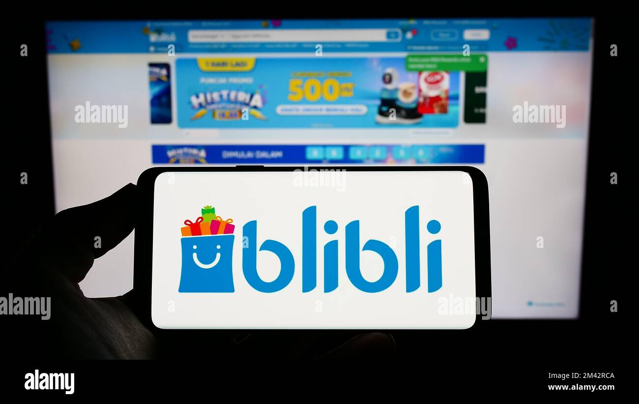Person, die ein Smartphone mit dem Logo des indonesischen E-Commerce-Unternehmens Blibli auf dem Bildschirm vor der Website hält. Konzentrieren Sie sich auf das Display des Telefons. Stockfoto