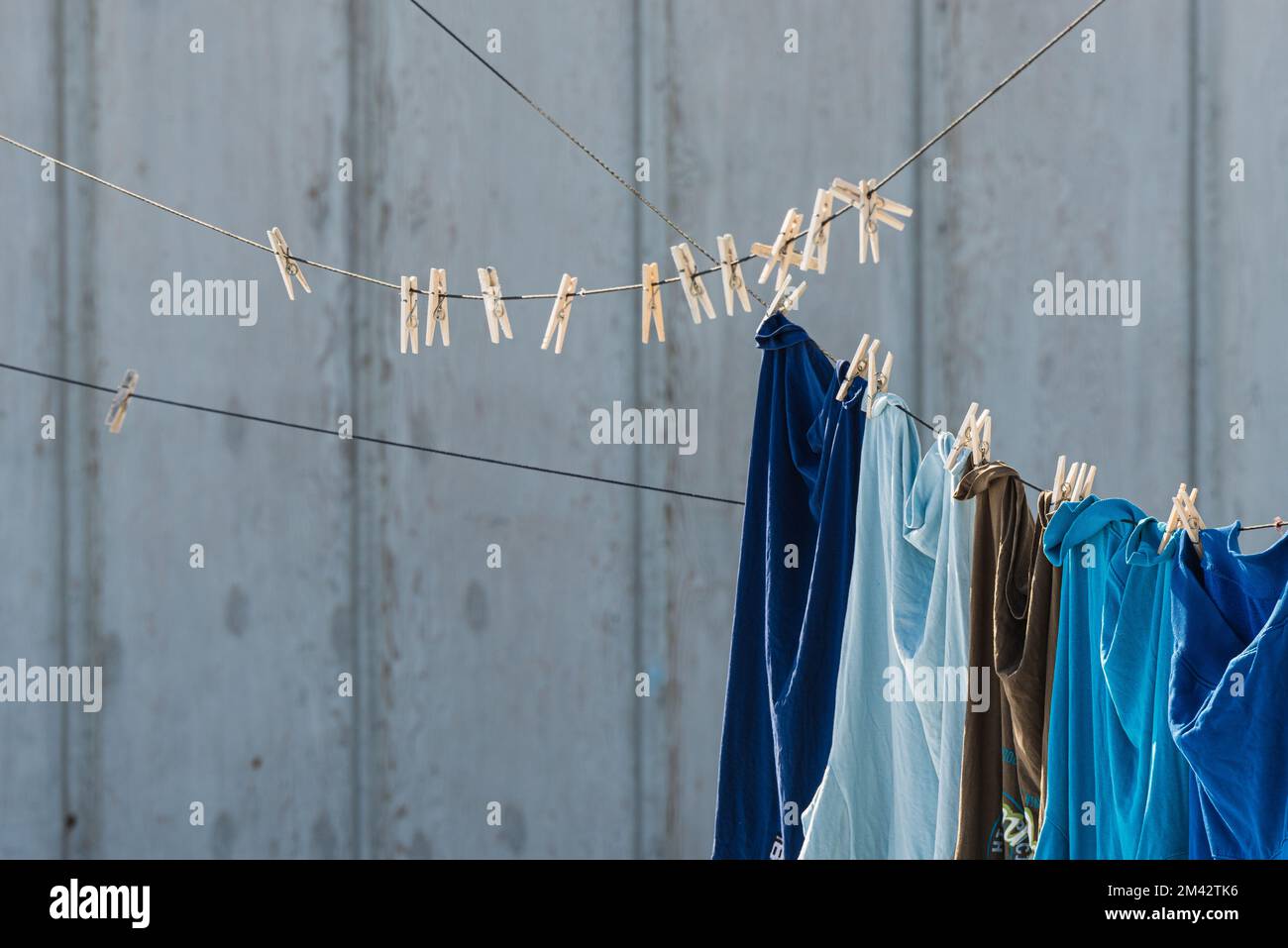 Klammern an der Wäscheleine und hängende Kleidung Stockfoto