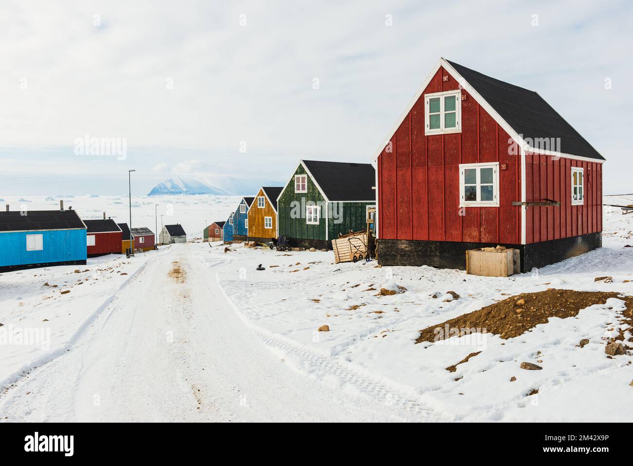 Eine Reihe farbenfroher Holzhäuser, Grönland. Stockfoto