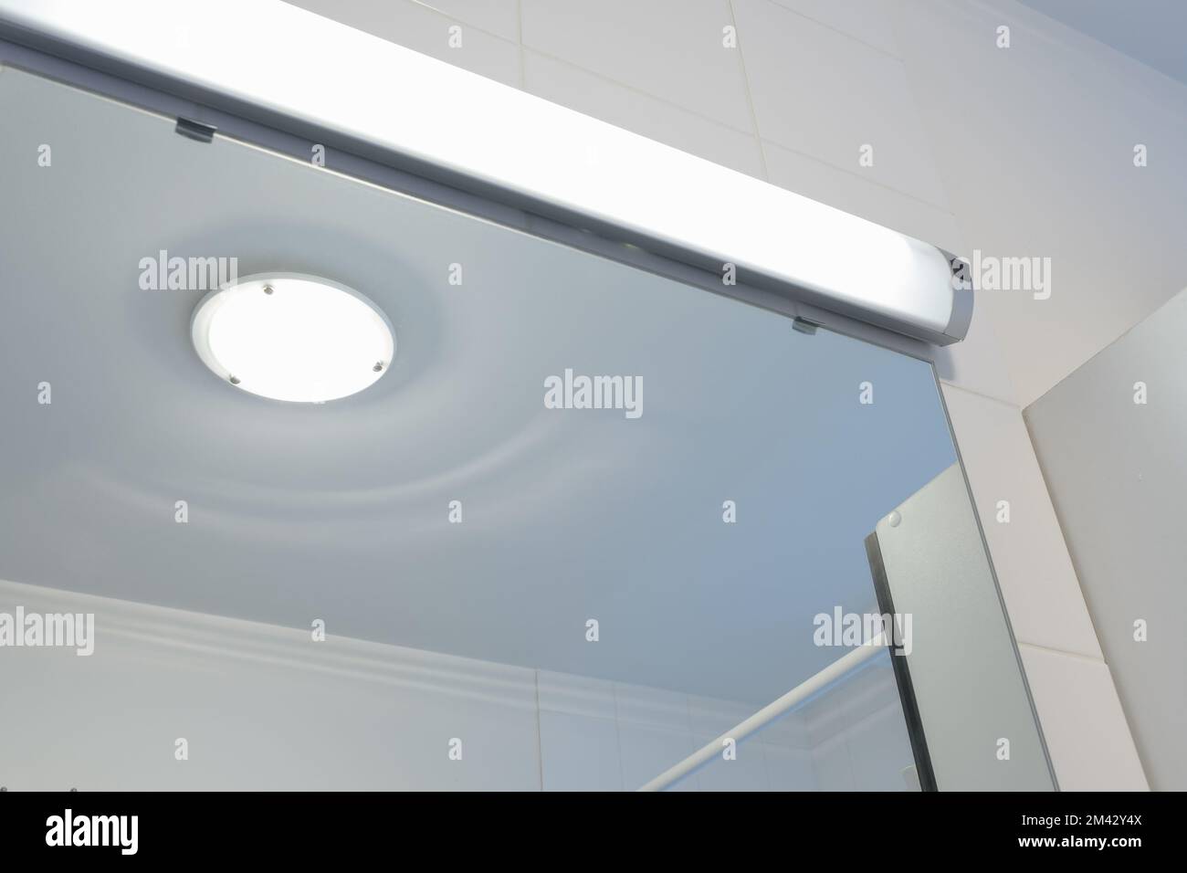 Zusätzliche Lampe über dem Spiegel im Badezimmer Stockfoto