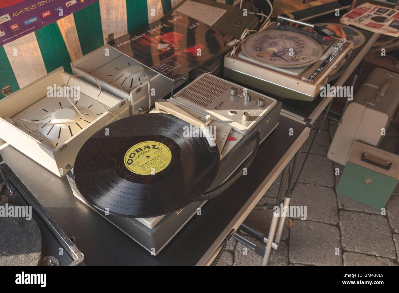 Hasselt. Limburg - Belgien. 23-10-2021. Vinyl - Koralle. Klassische Grammophone, Plattenspieler und Schallplatten auf der Messe in der Stadt. Stockfoto