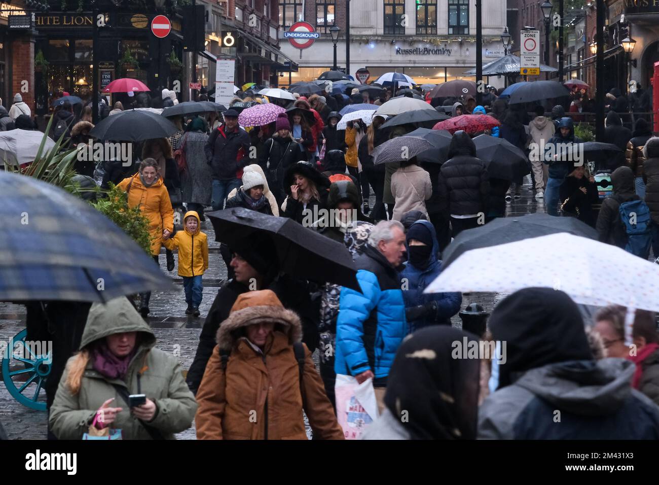 Covent Garden, London, Großbritannien. 18.. Dezember 2022. Wetter in Großbritannien: Regen in London nach dem Schnee und dem eisigen Wetter. Kredit: Matthew Chattle/Alamy Live News Stockfoto