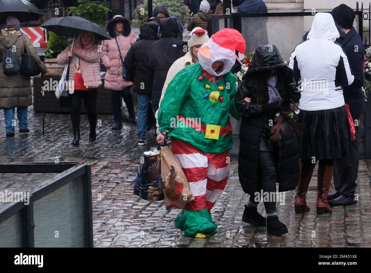 Covent Garden, London, Großbritannien. 18.. Dezember 2022. Wetter in Großbritannien: Regen in London nach dem Schnee und dem eisigen Wetter. Kredit: Matthew Chattle/Alamy Live News Stockfoto