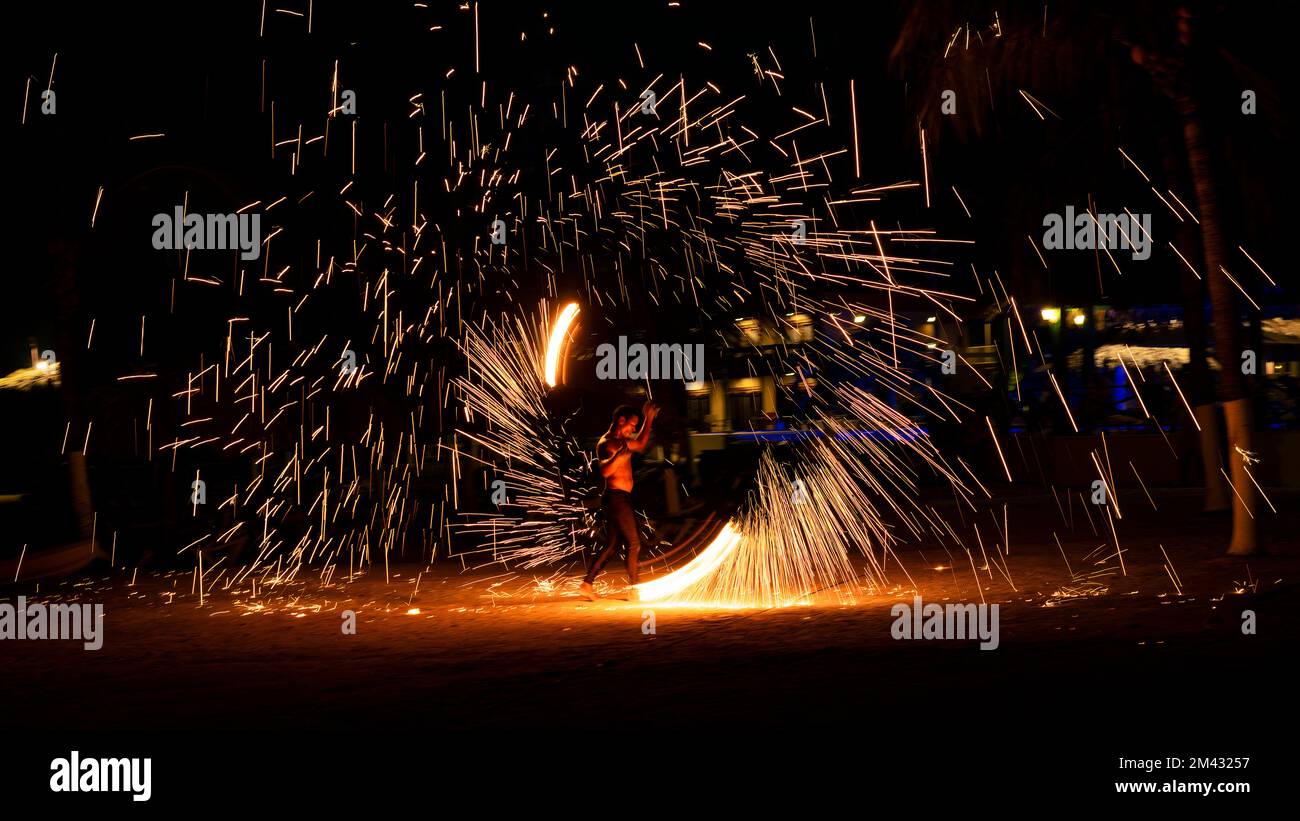 Feuershow bei Nacht, Curacao Stockfoto