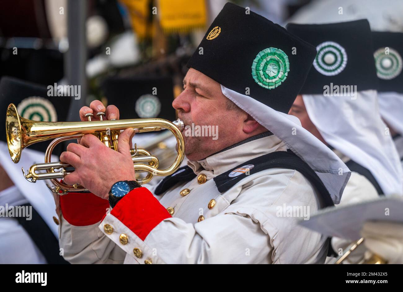 18. Dezember 2022, Sachsen, Annaberg-Buchholz: Teilnehmer des Musikkorps der Stadt Olbernhau spielen bei frostigen Temperaturen während des Abschlusskonzerns der großen Bergparade vor dem St. Die Annen-Kirche. Mit der Bergparade in der Stadt Erzgebirge endet die Reihe der vor Weihnachten stattfindenden Bergparaden des sächsischen Regionalverbands der Bergleute, Hütten und Bergleute traditionell Etwa 1.200 Menschen in traditionellen Kostümen, darunter etwa 330 Bergleute aus Sachsen und anderen Bergbauregionen der Bundesrepublik, nahmen am Höhepunkt des Bergbaus Teil Stockfoto