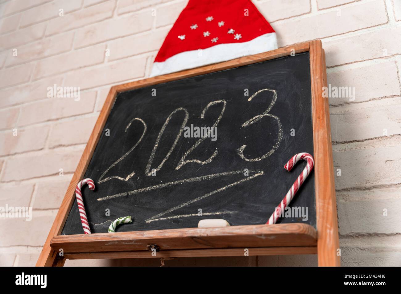 Ein schwarzer Schiefer, auf dem das Jahr 2023 in Kreide geschrieben ist. Frohes neues Jahr. Stockfoto