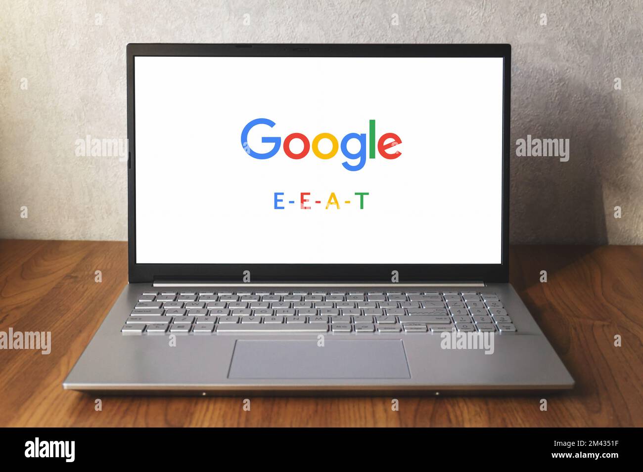 Google E-E-A-T auf dem Laptop-Bildschirm auf dem Schreibtisch. Update zu den Richtlinien für Qualitätsbewertung. Erfahrung hinzugefügt. Warschau, Polen - 17. Dezember 2022. Stockfoto