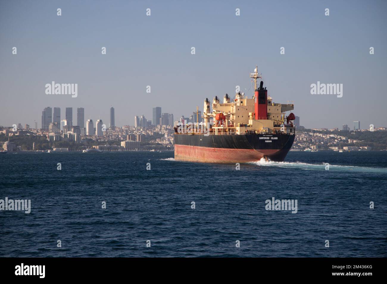 Istanbul, Türkei - 08-29-2022: Frachtschiff fährt durch den Bosporus, Istanbul Stockfoto