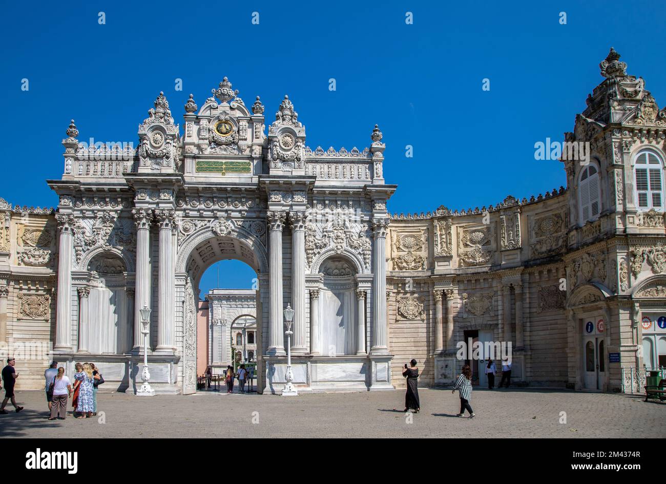 Besiktas, Istanbul, Türkei - 09-02-2022: Das historische Dolmabahce Palast Eingangstor Stockfoto