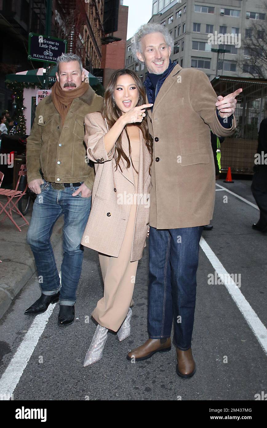 15. Dezember 2022 Andrew Fleming, Ashley Park, Bruno Gouery, nehmen Sie an Netflix's Pop-up von Emily in Paris New Season in der Center Street in New York City Teil, 15. Dezember 2022 Kredit: RW.MediaPunch Stockfoto