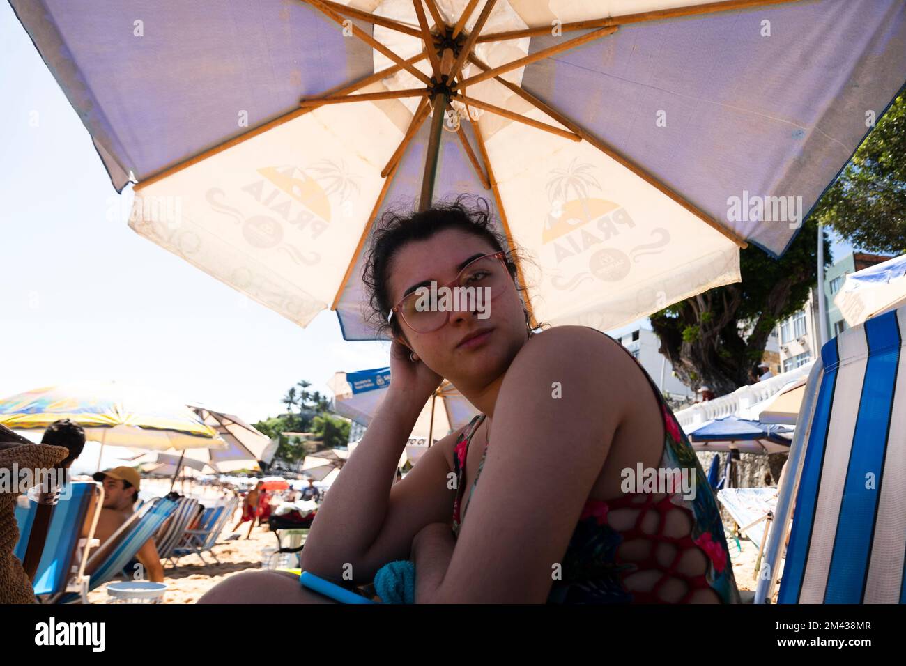 Die Menschen haben Spaß und schwimmen im Meer am Strand Porto da Barra in der Stadt Salvador, Bahia. Stockfoto