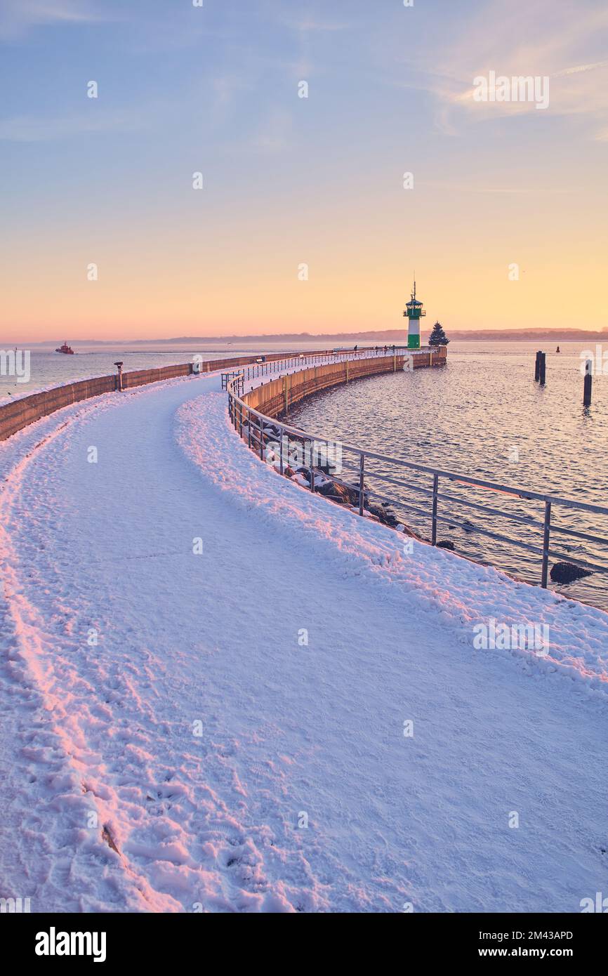 Fußweg an der Nordermole Travemunde im Winter. Hochwertiges Foto Stockfoto