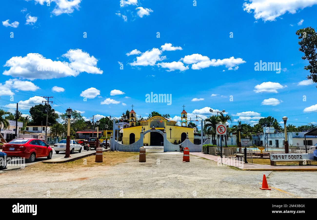 Ein kleines Dorf mit Straßen beherbergt Kirchen und öffentliche Plätze in Kantunilkin Lazaro Cardenas in Quintana Roo Mexiko. Stockfoto