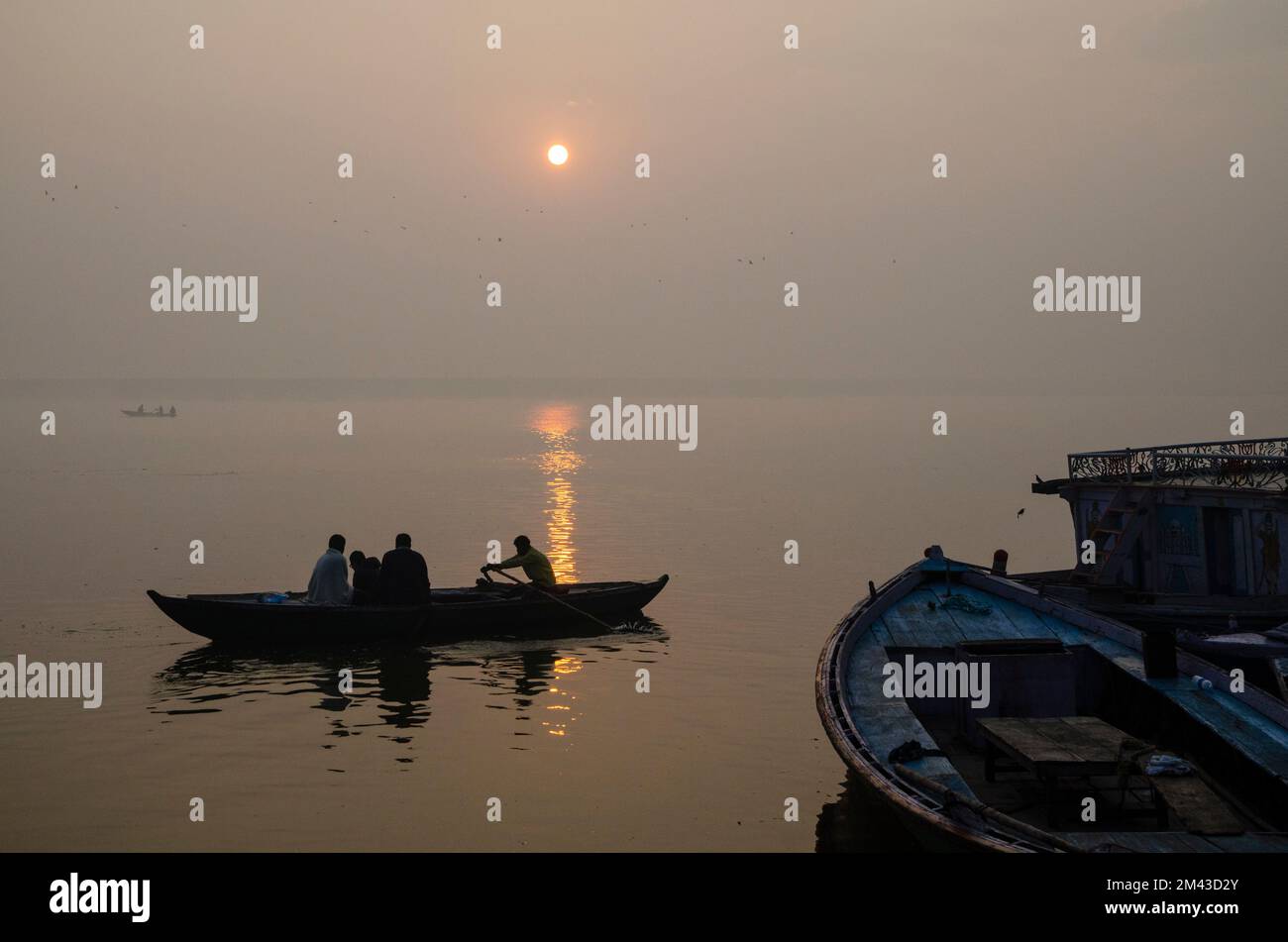 Eine Bootsfahrt auf dem heiligen Ganges ist Teil jeder Pilgerfahrt Stockfoto