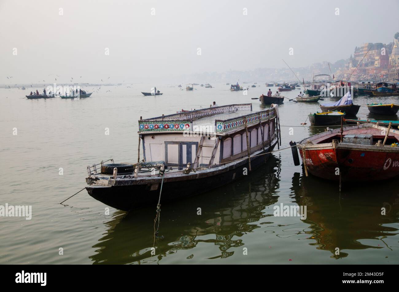 Eine Bootsfahrt auf dem heiligen Ganges ist Teil jeder Pilgerfahrt Stockfoto