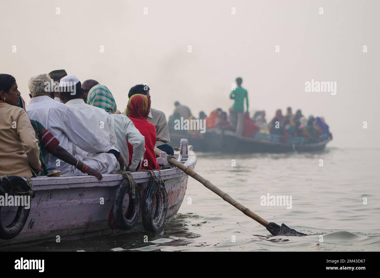 Eine Bootsfahrt auf dem heiligen Ganges ist Teil jeder Pilgerfahrt Stockfoto