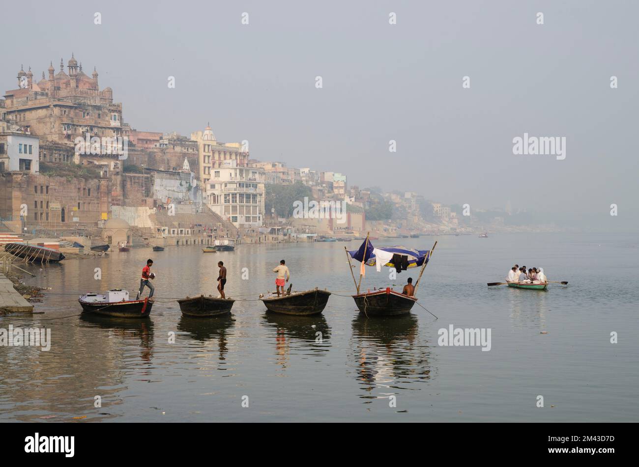 Eine Bootsfahrt auf dem heiligen Ganges ist Teil jeder Pilgerfahrt Stockfoto