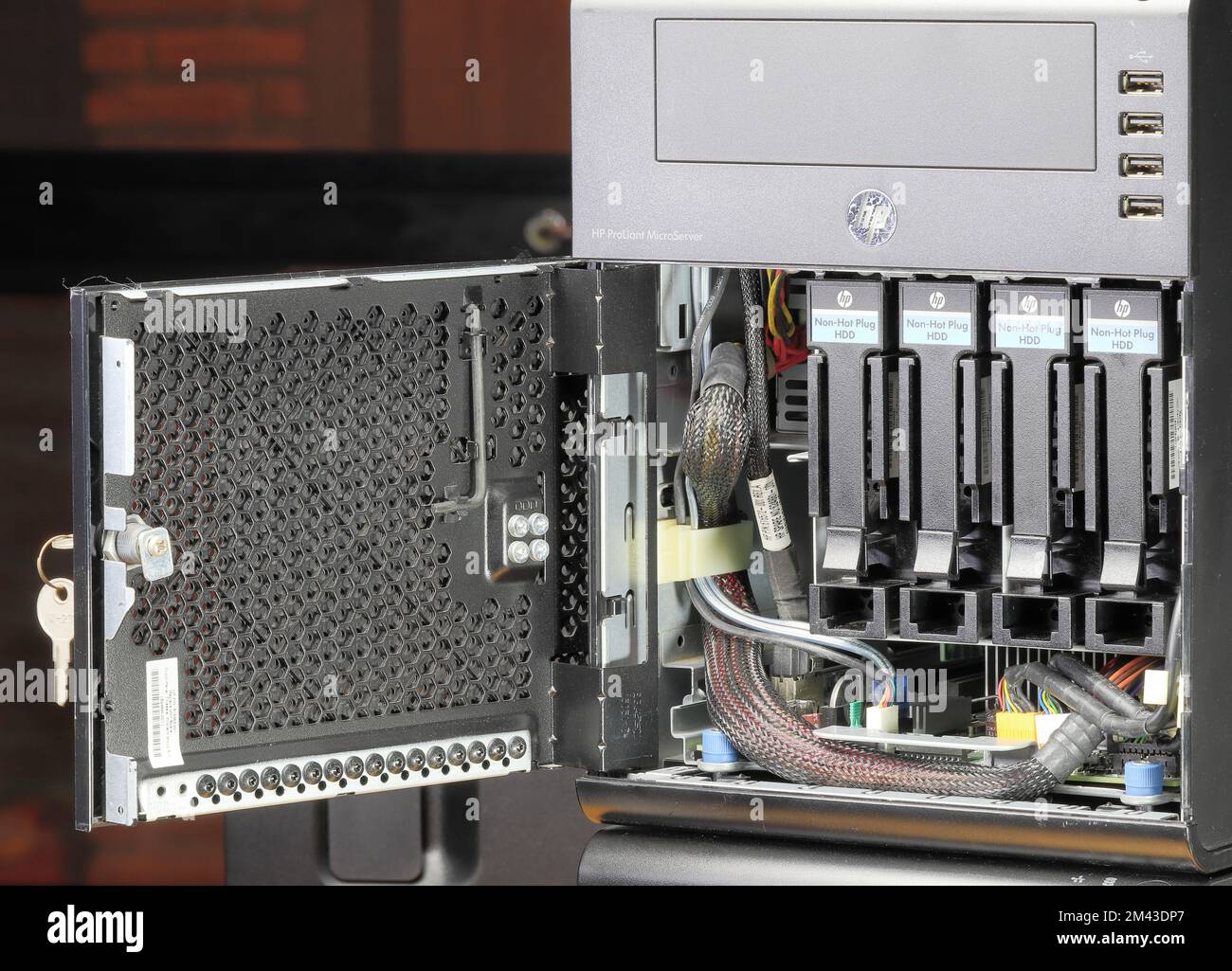 Im Mikroservercomputer. Computerplatine und Festplattenspeicher in einem kleinen Computer der Serverklasse. Stockfoto