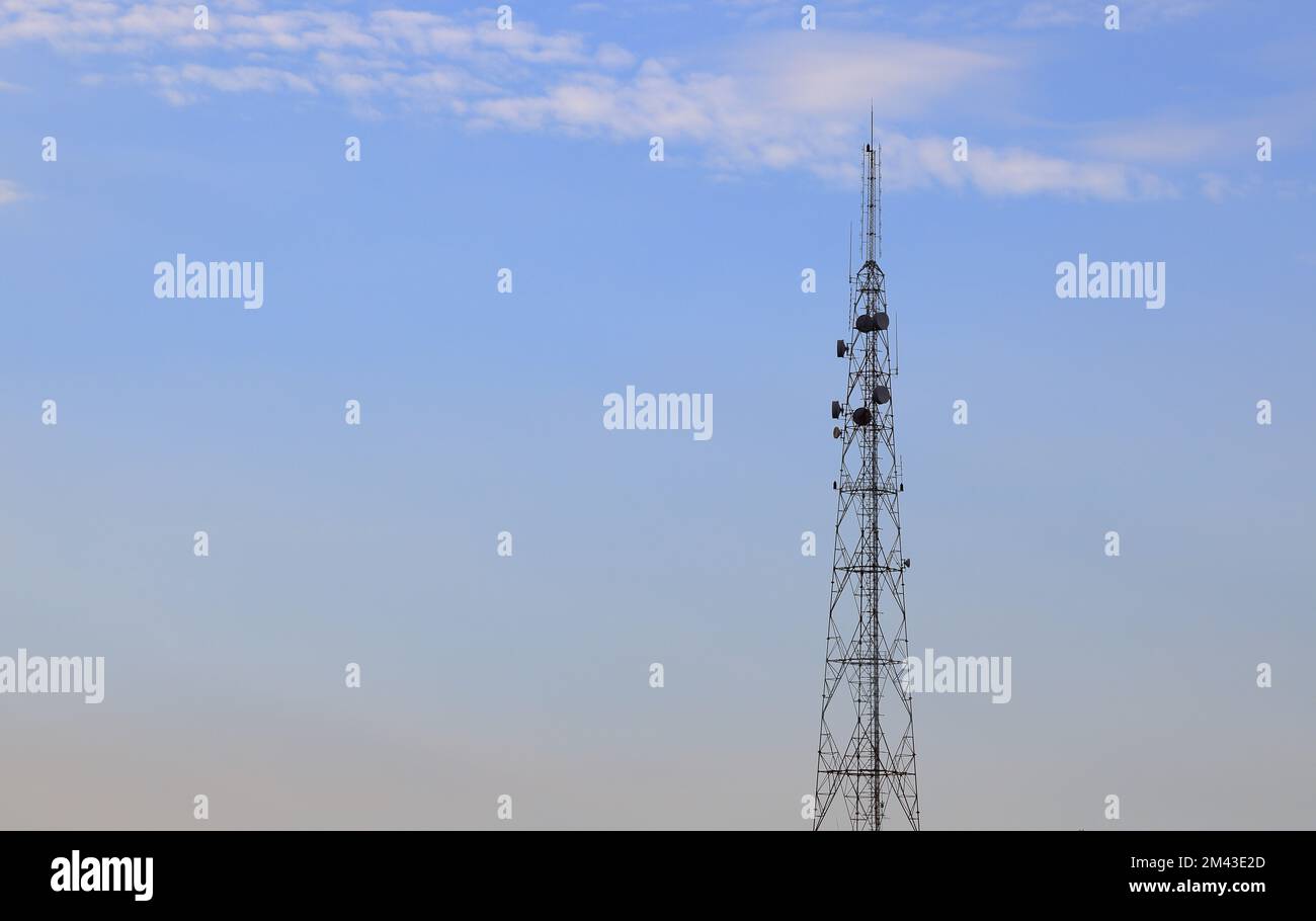 Funkantenne, Turm, Stahlkonstruktion, Rahmen für ein modernes Metallgebäude mit schönem Himmel. Stockfoto