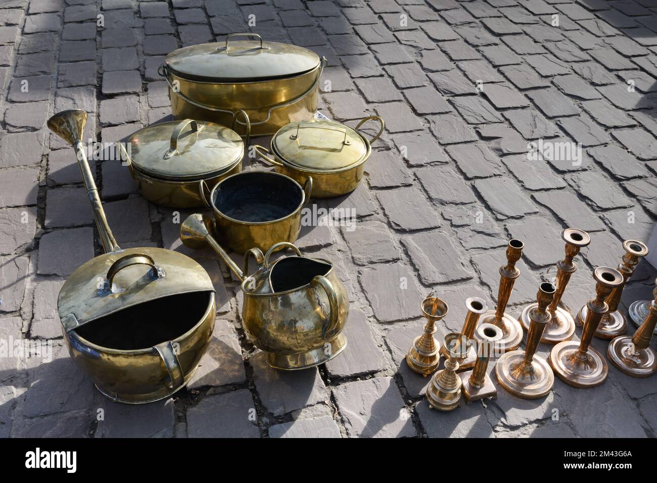 Tongeren. Limburg - Belgien 13-02-2022. Altmodische, gelbe Küchenutensilien aus Metall und dekorative Kerzenhalter. Sonderangebot Flohmarkt Stockfoto