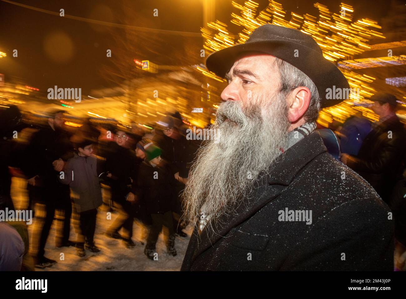 Moskau, Russland. 18.. Dezember 2022. Die Menschen warten darauf, dass das Feuer auf einer Straße während einer Veranstaltung zur Feier von Hanukkah auf dem Platz der Revolution in Moskau, Russland, angezündet wird. Hanukkah ist ein jüdisches Festival, das der Wiedererlangung Jerusalems im 2.. Jahrhundert v. Chr. gedenkt. Dieses Jahr wird der 18-26. Dezember gefeiert. Nikolay Vinokurov/Alamy Live News Stockfoto