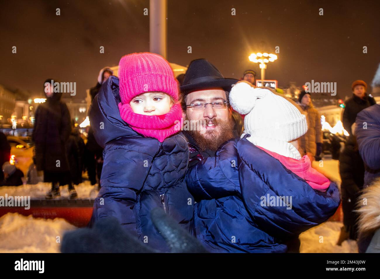 Moskau, Russland. 18.. Dezember 2022. Die Menschen warten darauf, dass das Feuer auf einer Straße während einer Veranstaltung zur Feier von Hanukkah auf dem Platz der Revolution in Moskau, Russland, angezündet wird. Hanukkah ist ein jüdisches Festival, das der Wiedererlangung Jerusalems im 2.. Jahrhundert v. Chr. gedenkt. Dieses Jahr wird der 18-26. Dezember gefeiert. Nikolay Vinokurov/Alamy Live News Stockfoto