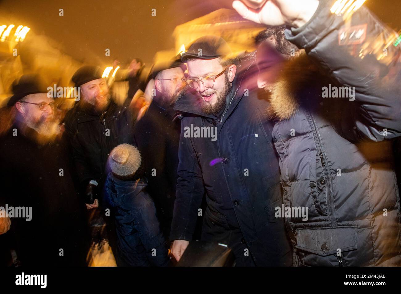 Moskau, Russland. 18.. Dezember 2022. Die Menschen tanzen auf einer Veranstaltung zur Feier von Hanukka auf dem Platz der Revolution in Moskau, Russland. Hanukkah ist ein jüdisches Festival, das der Wiedererlangung Jerusalems im 2.. Jahrhundert v. Chr. gedenkt. Dieses Jahr wird der 18-26. Dezember gefeiert. Nikolay Vinokurov/Alamy Live News Stockfoto