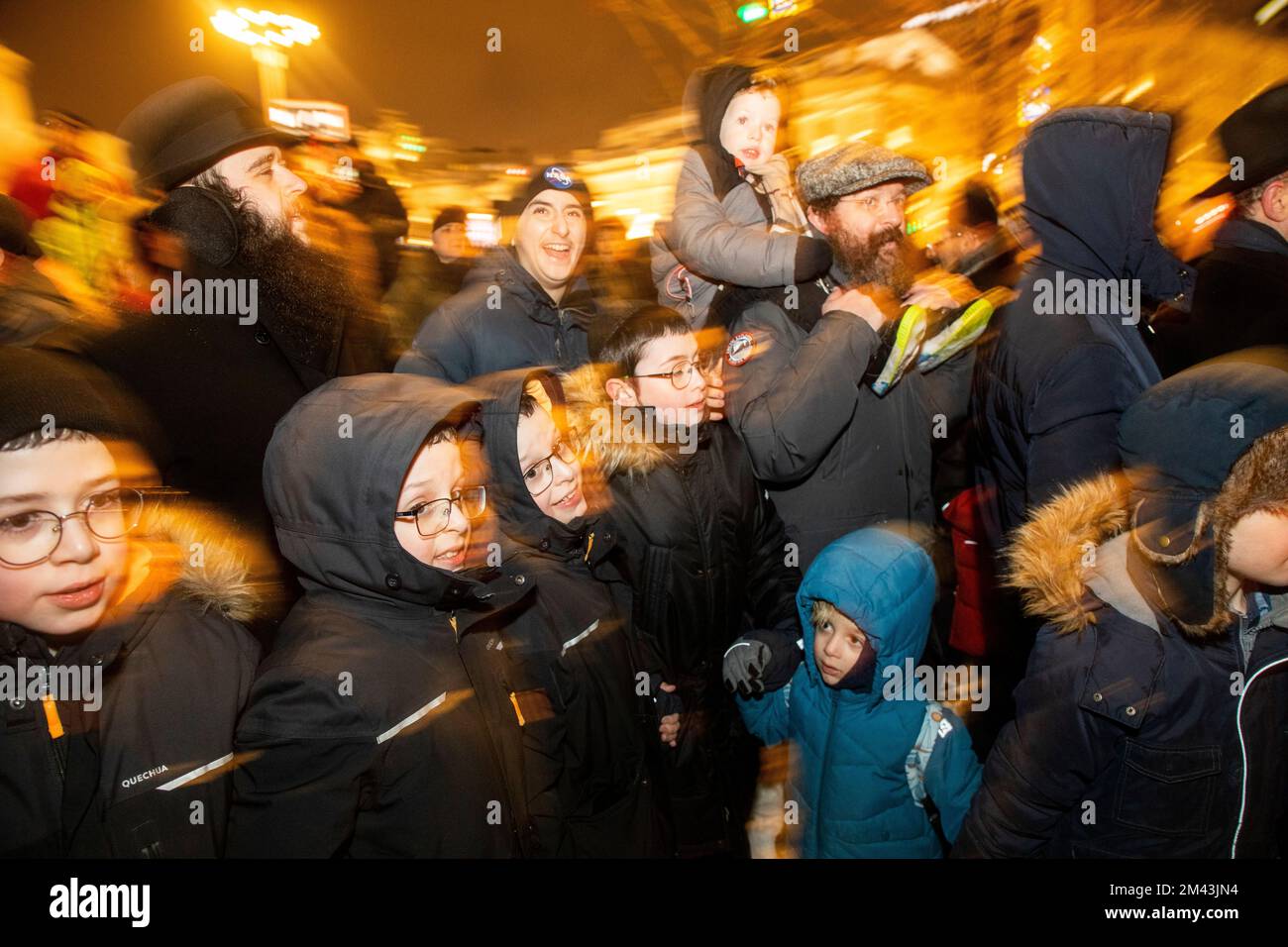 Moskau, Russland. 18.. Dezember 2022. Die Menschen tanzen auf einer Veranstaltung zur Feier von Hanukka auf dem Platz der Revolution in Moskau, Russland. Hanukkah ist ein jüdisches Festival, das der Wiedererlangung Jerusalems im 2.. Jahrhundert v. Chr. gedenkt. Dieses Jahr wird der 18-26. Dezember gefeiert. Nikolay Vinokurov/Alamy Live News Stockfoto