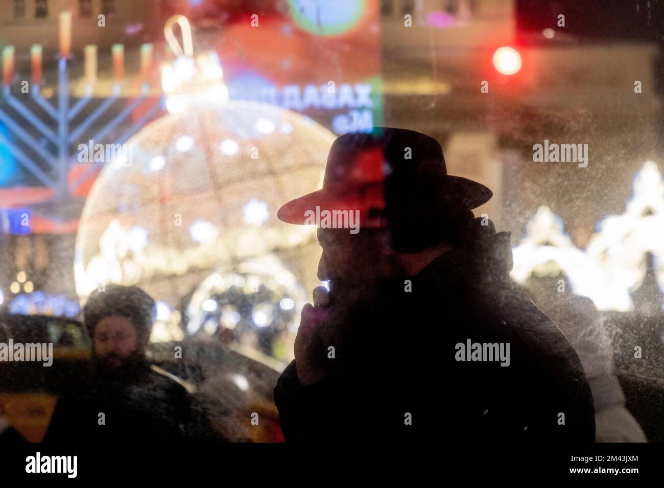 Moskau, Russland. 18.. Dezember 2022. Menschen nehmen an einer Veranstaltung zur Feier von Hanukkah auf dem Platz der Revolution in Moskau, Russland, Teil. Hanukkah ist ein jüdisches Festival, das der Wiedererlangung Jerusalems im 2.. Jahrhundert v. Chr. gedenkt. Dieses Jahr wird der 18-26. Dezember gefeiert. Nikolay Vinokurov/Alamy Live News Stockfoto