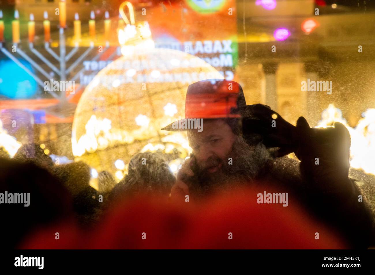 Moskau, Russland. 18.. Dezember 2022. Menschen nehmen an einer Veranstaltung zur Feier von Hanukkah auf dem Platz der Revolution in Moskau, Russland, Teil. Hanukkah ist ein jüdisches Festival, das der Wiedererlangung Jerusalems im 2.. Jahrhundert v. Chr. gedenkt. Dieses Jahr wird der 18-26. Dezember gefeiert. Nikolay Vinokurov/Alamy Live News Stockfoto