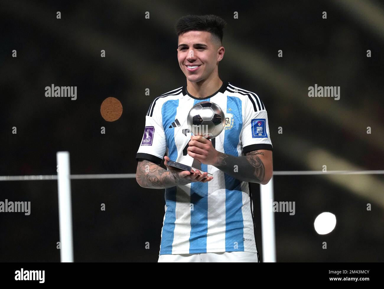 Argentinischer Enzo Fernandez mit dem Young Player Award nach dem Sieg über Frankreich im Finale der FIFA-Weltmeisterschaft im Lusail-Stadion in Lusail, Katar. Foto: Sonntag, 18. Dezember 2022. Stockfoto