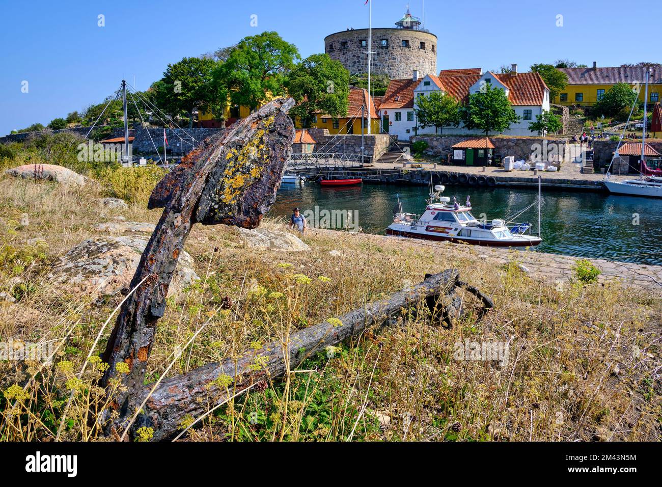 Unterwegs auf den Ertholmen-Inseln, rostiger Schiffsanker, historische maritime Strukturen auf Frederiksö, Ertholmene, Dänemark. Stockfoto
