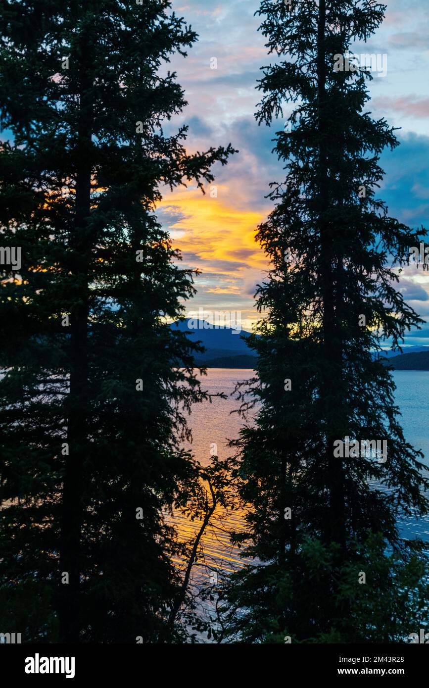 Farbenfroher Sonnenuntergang spiegelt sich im Dease Lake, British Columbia und Kanada wider Stockfoto