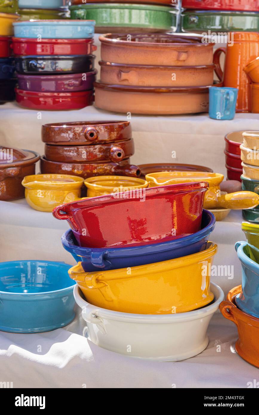 Saint-Rémy-de-Provence, Bouches-du-Rhône, Provence, Frankreich. Glasierte Keramik zum Verkauf auf dem Markt im Freien. Stockfoto