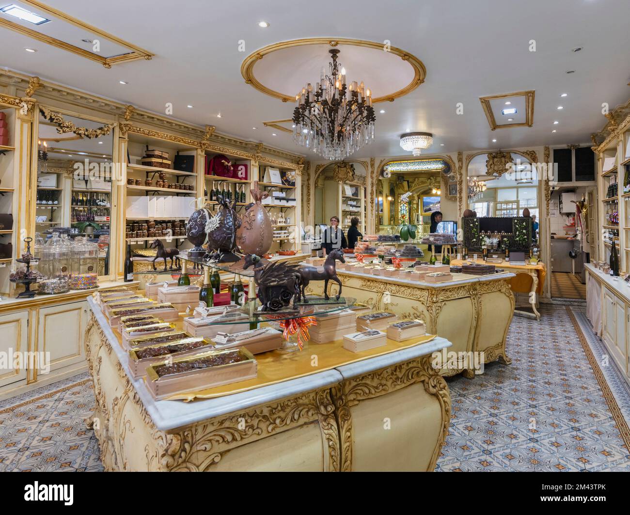 Nizza, französische Riviera, Cote d'Azur, Frankreich. Im Inneren des Maison Auer, einem familiengeführten Schokoladenladen, der 1820 gegründet wurde. Stockfoto