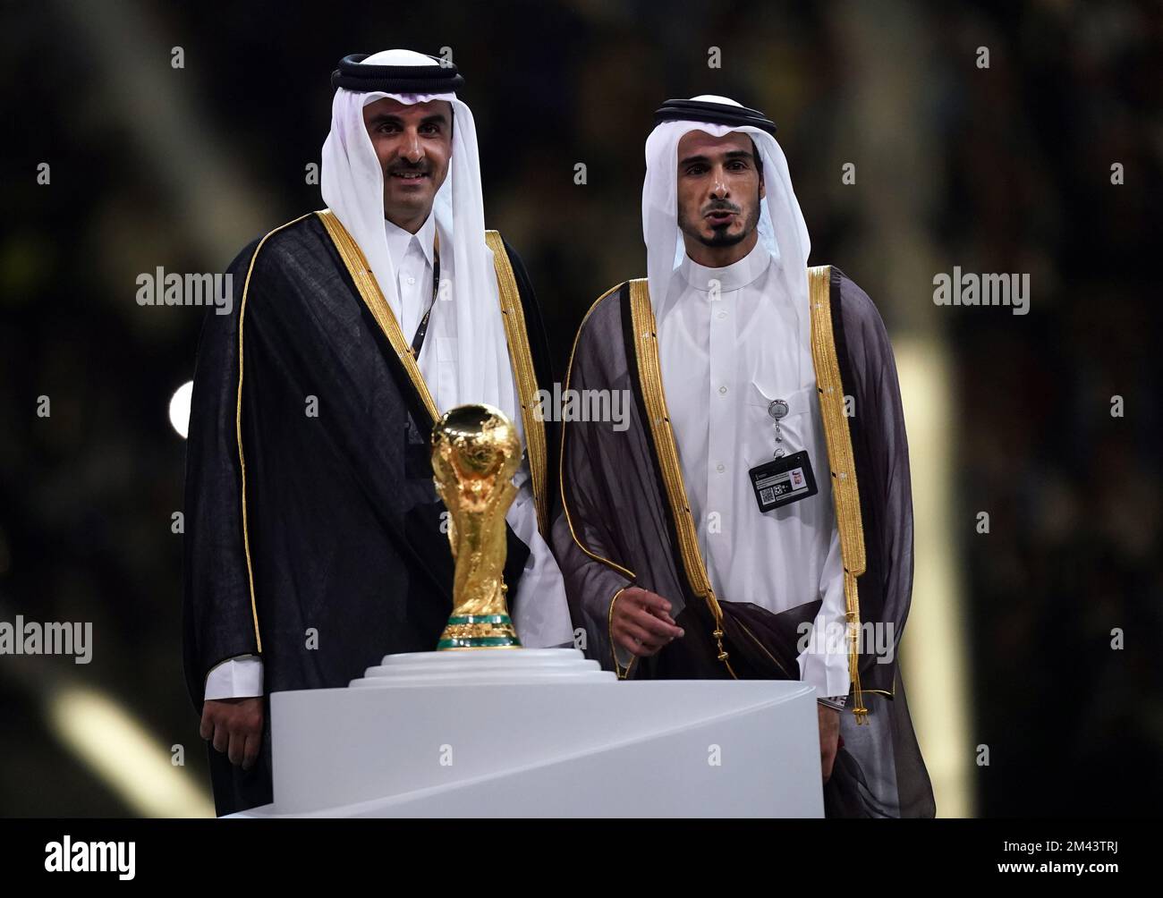 Emir von Katar, Scheich Tamim bin Hamad Al Thani (links) neben Scheich Jassim bin Hamad Al-Thani mit der Trophäe zur Weltmeisterschaft vor der Präsentation für Lionel Messi in Argentinien im Anschluss an das Finale der FIFA-Weltmeisterschaft im Lusail Stadium, Katar. Foto: Sonntag, 18. Dezember 2022. Stockfoto