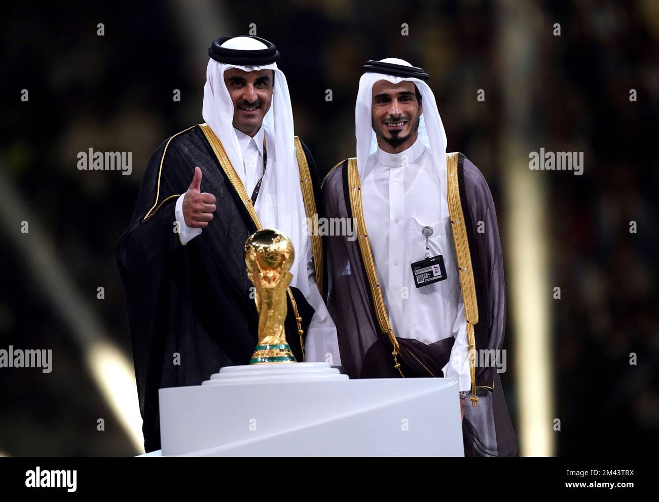 Emir von Katar, Scheich Tamim bin Hamad Al Thani (links) neben Scheich Jassim bin Hamad Al-Thani mit der Trophäe zur Weltmeisterschaft vor der Präsentation für Lionel Messi in Argentinien im Anschluss an das Finale der FIFA-Weltmeisterschaft im Lusail Stadium, Katar. Foto: Sonntag, 18. Dezember 2022. Stockfoto