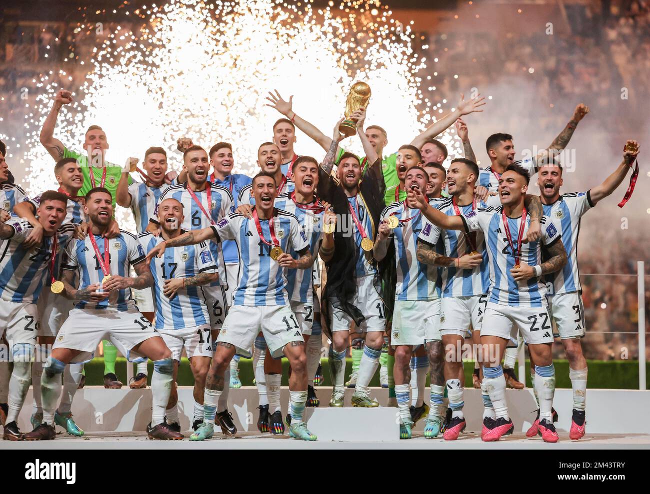 Lusail, Katar. 18.. Dezember 2022. Siegerteam Argentinien feiert die Verleihung der FIFA-Weltmeisterschaft 2022 im Lusail Stadium in Lusail, Katar, am 18. Dezember 2022. Kredit: Cao Can/Xinhua/Alamy Live News/Alamy Live News Stockfoto