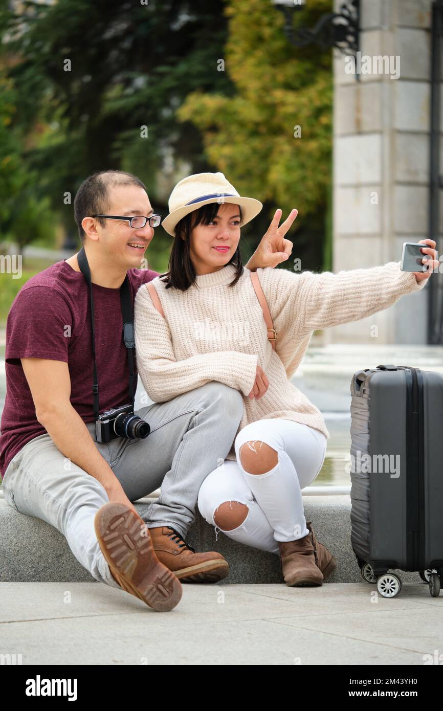 Ein glückliches, multirassisches Paar von Touristen, das ein Selfie zusammen macht. Stockfoto