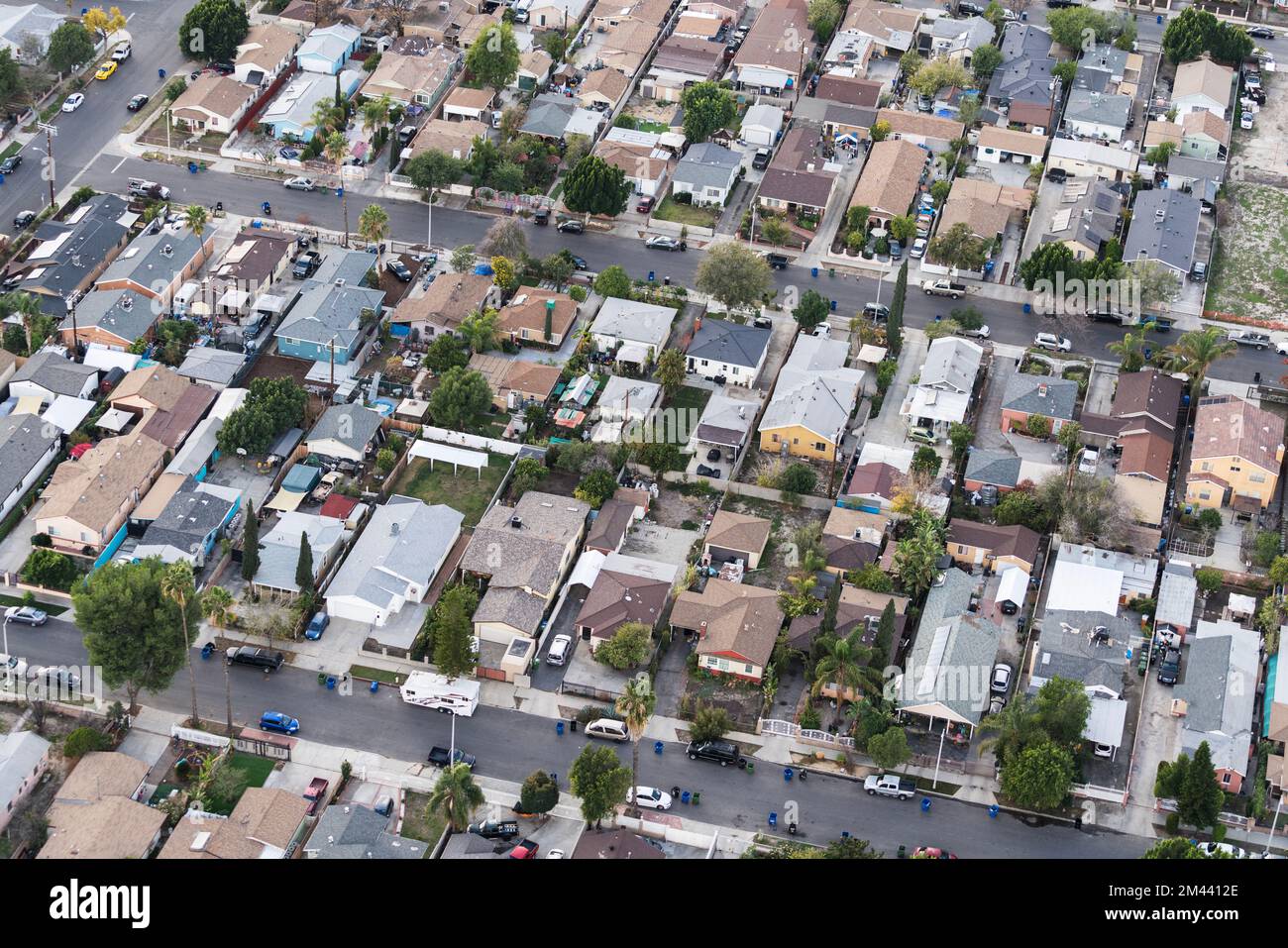 Blick auf ältere Häuser im Nordosten von San Fernando Valley in Los Angeles, Kalifornien. Stockfoto