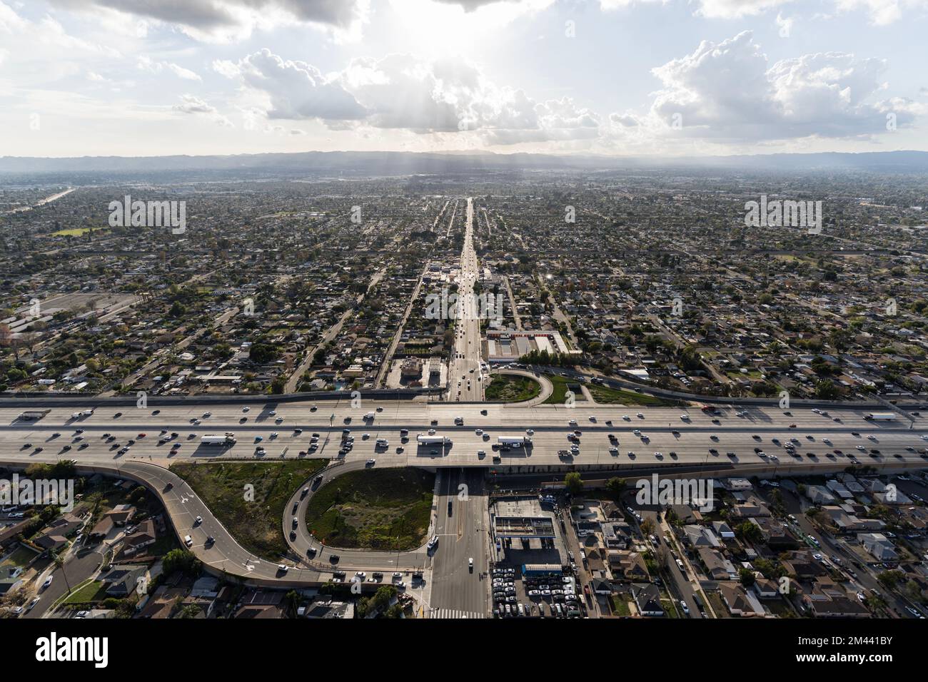 Osborne Street und Interstate 5 Freeway im Stadtteil Arleta im San Fernando Valley in Los Angeles, Kalifornien, aus der Vogelperspektive. Stockfoto