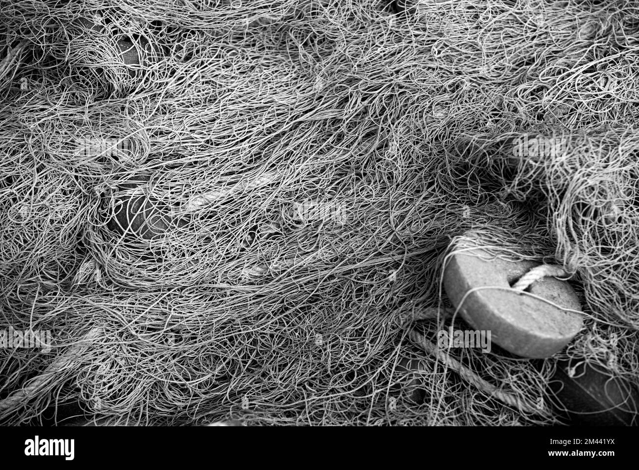 Alte Fischerbsen, Fischfangnetze, Material für die Arbeit im Mittelmeer, schwarz-weiß Stockfoto